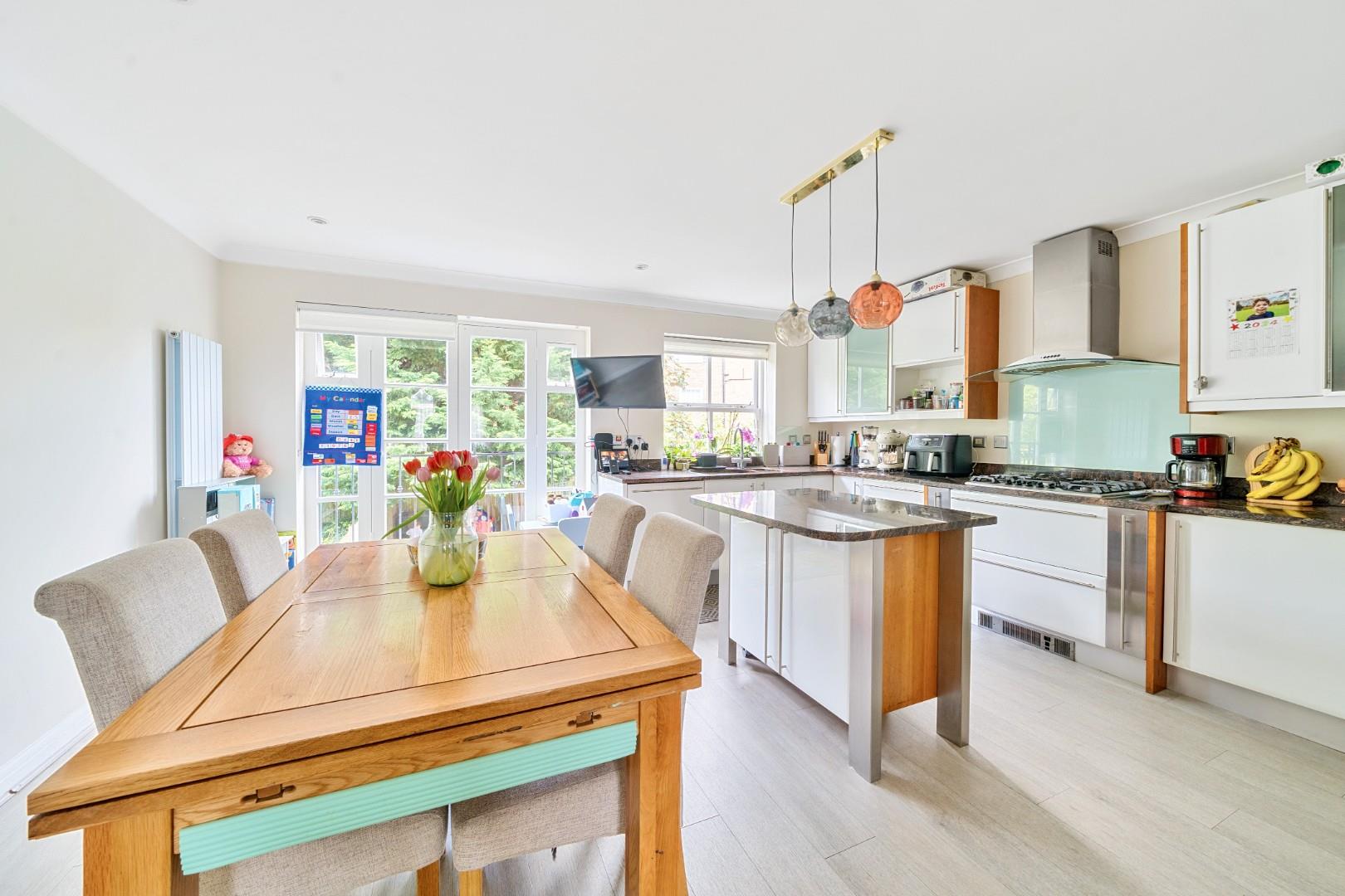 Goodwyn Avenue, Mill Hill